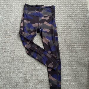 Athleta Ultimate Stash Pocket Camo 7/8 leggings